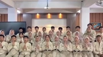 Viral! Siswa SMAN 1 Purwakarta Acungkan Jari Tengah ke Guru, Berujung Satu Kelas Minta Maaf. [Instagram] 