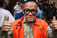 Terdakwa kasus dugaan pemerasan dalam pengurusan sertifikat K3 di Kementerian Ketenagakerjaan Immanuel Ebenezer bersiap menjalani sidang pembacaan dakwaan di Pengadilan Tipikor, Jakarta, Senin (19/1/2026). [ANTARA FOTO/Bayu Pratama S/sgd/wsj] 