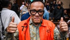 Terdakwa kasus dugaan pemerasan dalam pengurusan sertifikat K3 di Kementerian Ketenagakerjaan Immanuel Ebenezer bersiap menjalani sidang pembacaan dakwaan di Pengadilan Tipikor, Jakarta, Senin (19/1/2026). [ANTARA FOTO/Bayu Pratama S/sgd/wsj] 