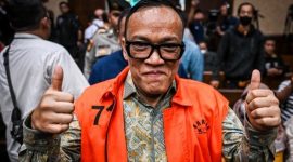 Terdakwa kasus dugaan pemerasan dalam pengurusan sertifikat K3 di Kementerian Ketenagakerjaan Immanuel Ebenezer bersiap menjalani sidang pembacaan dakwaan di Pengadilan Tipikor, Jakarta, Senin (19/1/2026). [ANTARA FOTO/Bayu Pratama S/sgd/wsj] 