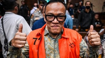 Terdakwa kasus dugaan pemerasan dalam pengurusan sertifikat K3 di Kementerian Ketenagakerjaan Immanuel Ebenezer bersiap menjalani sidang pembacaan dakwaan di Pengadilan Tipikor, Jakarta, Senin (19/1/2026). [ANTARA FOTO/Bayu Pratama S/sgd/wsj] 