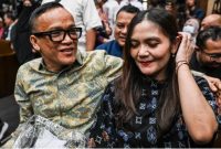 Terdakwa kasus dugaan pemerasan dalam pengurusan sertifikat K3 di Kementerian Ketenagakerjaan Immanuel Ebenezer (kiri) mendapat dukungan dari istrinya Silvia Rinita Harefa (kanan) sebelum mengikuti sidang pembacaan dakwaan di Pengadilan Tipikor, Jakarta, Senin (19/1/2026). [ANTARA FOTO/Bayu Pratama S/sgd/wsj] 