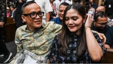 Terdakwa kasus dugaan pemerasan dalam pengurusan sertifikat K3 di Kementerian Ketenagakerjaan Immanuel Ebenezer (kiri) mendapat dukungan dari istrinya Silvia Rinita Harefa (kanan) sebelum mengikuti sidang pembacaan dakwaan di Pengadilan Tipikor, Jakarta, Senin (19/1/2026). [ANTARA FOTO/Bayu Pratama S/sgd/wsj] 