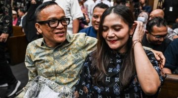 Terdakwa kasus dugaan pemerasan dalam pengurusan sertifikat K3 di Kementerian Ketenagakerjaan Immanuel Ebenezer (kiri) mendapat dukungan dari istrinya Silvia Rinita Harefa (kanan) sebelum mengikuti sidang pembacaan dakwaan di Pengadilan Tipikor, Jakarta, Senin (19/1/2026). [ANTARA FOTO/Bayu Pratama S/sgd/wsj] 