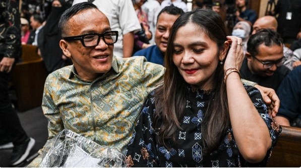 Terdakwa kasus dugaan pemerasan dalam pengurusan sertifikat K3 di Kementerian Ketenagakerjaan Immanuel Ebenezer (kiri) mendapat dukungan dari istrinya Silvia Rinita Harefa (kanan) sebelum mengikuti sidang pembacaan dakwaan di Pengadilan Tipikor, Jakarta, Senin (19/1/2026). [ANTARA FOTO/Bayu Pratama S/sgd/wsj] 