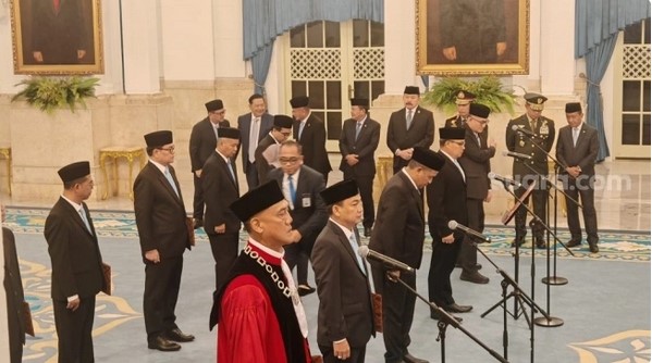 Sembilan anggota Ombudsman RI yang melakukan pengucapan sumpah jabatan, hari ini Jumat (10/4/2026). (Suara.com/Bagas) 
