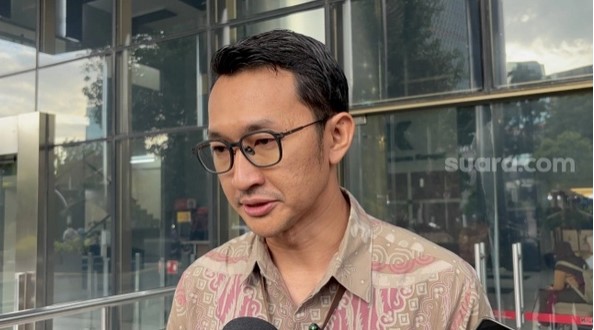 Juru Bicara KPK Budi Prasetyo di Gedung Merah Putih KPK, Jakarta Selatan, Jumat (10/4/2026). (Suara.com/Dea Hardianingsih) 