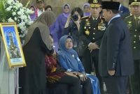 Presiden RI Prabowo Subianto turut menyampaikan rasa belasungkawa secara langsung kepada keluarga dan memberikan penghormatan terakhir kepada tiga prajurit terbaik TNI yang gugur dalam misi perdamaian PBB (UNIFIL) di Lebanon. (Suara.com/ Ist) 