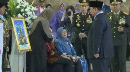 Presiden RI Prabowo Subianto turut menyampaikan rasa belasungkawa secara langsung kepada keluarga dan memberikan penghormatan terakhir kepada tiga prajurit terbaik TNI yang gugur dalam misi perdamaian PBB (UNIFIL) di Lebanon. (Suara.com/ Ist) 