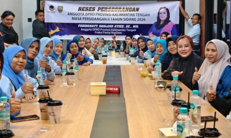 Anggota DPRD Kalteng Faridawaty Darland Atjeh yang juga Ketua DPW Partai Nasdem Kalteng bersama Sekretaris DPW Nasdem Kalteng Mukarramah saat menyerap aspirasi warga di Kecamatan Pahandut, baru-baru ini.(Istimewa)