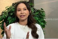 Penyanyi Rossa melaporkan 78 akun medsos yang memfitnah dirinya oplas ke Bareskrim Polri, Jumat (17/4/2026). [Tiara Rosana/Suara.com] 