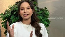 Penyanyi Rossa melaporkan 78 akun medsos yang memfitnah dirinya oplas ke Bareskrim Polri, Jumat (17/4/2026). [Tiara Rosana/Suara.com] 