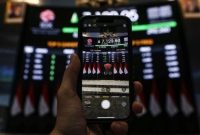 Pengunjung memotret layar yang menampilkan pergerakan Indeks Harga Saham Gabungan (IHSG) di Bursa Efek Indonesia, Jakarta, Rabu (25/3/2026). [ANTARA FOTO/Asprilla Dwi Adha/tom]. 