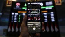 Pengunjung memotret layar yang menampilkan pergerakan Indeks Harga Saham Gabungan (IHSG) di Bursa Efek Indonesia, Jakarta, Rabu (25/3/2026). [ANTARA FOTO/Asprilla Dwi Adha/tom]. 