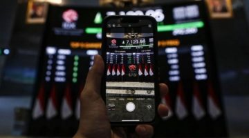 Pengunjung memotret layar yang menampilkan pergerakan Indeks Harga Saham Gabungan (IHSG) di Bursa Efek Indonesia, Jakarta, Rabu (25/3/2026). [ANTARA FOTO/Asprilla Dwi Adha/tom]. 