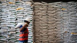 Petugas mengangkut karung beras di Gudang Bulog Tambak Aji, Semarang, Jawa Tengah, Senin (6/4/2026). [ANTARA FOTO/Aprillio Akbar/agr] 