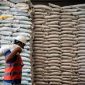 Petugas mengangkut karung beras di Gudang Bulog Tambak Aji, Semarang, Jawa Tengah, Senin (6/4/2026). [ANTARA FOTO/Aprillio Akbar/agr] 