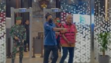 Kejaksaan Agung menetapkan 3 orang tersangka dalam kasus dugaan tindak pidana korupsi penyimpangan dan pengelolaan pertambangan, , Kamis (23/4/2026). [Suara.com/Faqih Fathurrahman] 