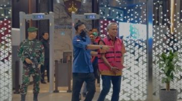 Kejaksaan Agung menetapkan 3 orang tersangka dalam kasus dugaan tindak pidana korupsi penyimpangan dan pengelolaan pertambangan, , Kamis (23/4/2026). [Suara.com/Faqih Fathurrahman] 