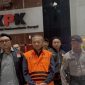 Bupati Tulungagung, Gatut Sunu Wibowo resmi ditahan di Rutan Cabang Gedung Merah Putih KPK setelah ditetapkan sebagai tersangka kasus dugaan pemerasan dan gratifikasi di lingkungan Pemkab Tulungagung, Minggu (12/4/2026). [Suara.com/ Dea]