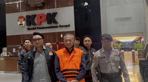 Bupati Tulungagung, Gatut Sunu Wibowo resmi ditahan di Rutan Cabang Gedung Merah Putih KPK setelah ditetapkan sebagai tersangka kasus dugaan pemerasan dan gratifikasi di lingkungan Pemkab Tulungagung, Minggu (12/4/2026). [Suara.com/ Dea]
