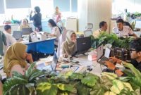 Aparatur Sipil Negara (ASN) menyelesaikan pekerjaan di Balai Kota DKI Jakarta, Rabu (1/4/2026). [Suara.com/Alfian Winanto] 