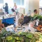 Aparatur Sipil Negara (ASN) menyelesaikan pekerjaan di Balai Kota DKI Jakarta, Rabu (1/4/2026). [Suara.com/Alfian Winanto] 