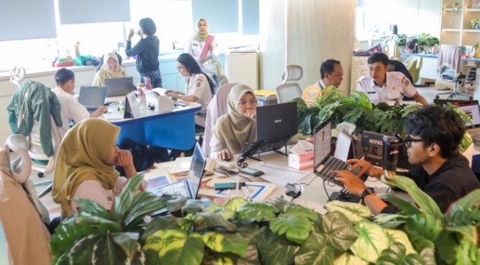Aparatur Sipil Negara (ASN) menyelesaikan pekerjaan di Balai Kota DKI Jakarta, Rabu (1/4/2026). [Suara.com/Alfian Winanto] 