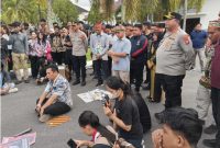 Anggota Komisi IV DPRD Kalteng Yetro Midel Yoseph (berdiri kemeja kotak-kotak biru) saat menerima aksi mahasiswa untuk menyuarakan aspirasinya di halaman gedung DPRD Kalteng, Kamis(2/4/2026) Foto:Istimewa