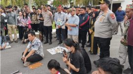 Anggota Komisi IV DPRD Kalteng Yetro Midel Yoseph (berdiri kemeja kotak-kotak biru) saat menerima aksi mahasiswa untuk menyuarakan aspirasinya di halaman gedung DPRD Kalteng, Kamis(2/4/2026) Foto:Istimewa