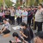 Anggota Komisi IV DPRD Kalteng Yetro Midel Yoseph (berdiri kemeja kotak-kotak biru) saat menerima aksi mahasiswa untuk menyuarakan aspirasinya di halaman gedung DPRD Kalteng, Kamis(2/4/2026) Foto:Istimewa