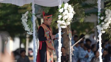 Upacara peringatan Hardiknas 2026, Hari Bumi, dan Hari Otonomi Daerah di Kantor Gubernur Kalimantan Tengah sebagai momentum penguatan transformasi pendidikan berkelanjutan. (2/5/26)
