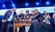 Gubernur Kalteng Agustiar Sabran saat meluncurkan Huma Betang Night 2026 dalam rangka Hari Jadi ke-69 Kalimantan Tengah di Bundaran Besar Palangka Raya. (2/5/26)