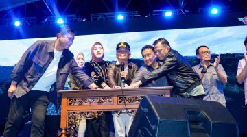 Gubernur Kalteng Agustiar Sabran saat meluncurkan Huma Betang Night 2026 dalam rangka Hari Jadi ke-69 Kalimantan Tengah di Bundaran Besar Palangka Raya. (2/5/26)