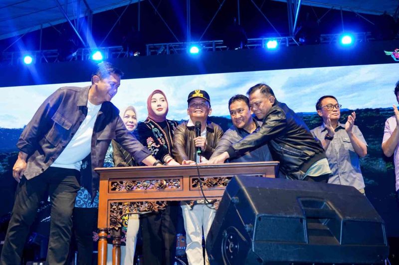 Gubernur Kalteng Agustiar Sabran saat meluncurkan Huma Betang Night 2026 dalam rangka Hari Jadi ke-69 Kalimantan Tengah di Bundaran Besar Palangka Raya. (2/5/26)