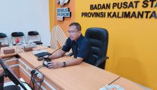 Statistisi BPS Kalimantan Tengah M. Taufiqurrahman saat menyampaikan rilis indikator ekonomi terbaru di ruang Vicon BPS Provinsi Kalimantan Tengah. (4/5/26)