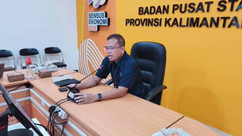 Statistisi BPS Kalimantan Tengah M. Taufiqurrahman saat menyampaikan rilis indikator ekonomi terbaru di ruang Vicon BPS Provinsi Kalimantan Tengah. (4/5/26)