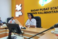 Plt. Kepala BPS Kalimantan Tengah Maria Wahyu Utami saat memaparkan rilis indikator strategis daerah di ruang Vicon BPS Provinsi Kalimantan Tengah. (5/5/26)