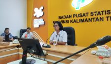 Plt. Kepala BPS Kalimantan Tengah Maria Wahyu Utami saat memaparkan rilis indikator strategis daerah di ruang Vicon BPS Provinsi Kalimantan Tengah. (5/5/26)