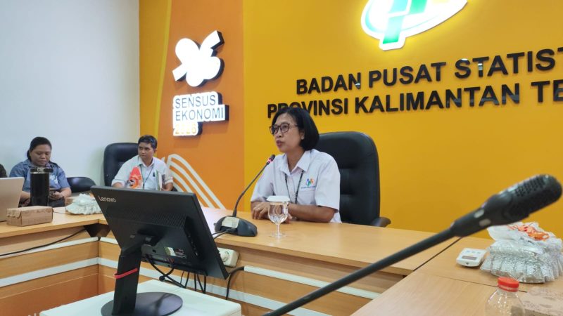 Plt. Kepala BPS Kalimantan Tengah Maria Wahyu Utami saat memaparkan rilis indikator strategis daerah di ruang Vicon BPS Provinsi Kalimantan Tengah. (5/5/26)