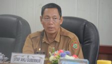 Staf Ahli Gubernur Kalteng Yuas Elko saat mengikuti Rapat Koordinasi Pengendalian Inflasi Tahun 2026 secara virtual dari Ruang Rapat Bajakah Kantor Gubernur Kalimantan Tengah. (5/5/26)