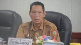 Staf Ahli Gubernur Kalteng Yuas Elko saat mengikuti Rapat Koordinasi Pengendalian Inflasi Tahun 2026 secara virtual dari Ruang Rapat Bajakah Kantor Gubernur Kalimantan Tengah. (5/5/26)