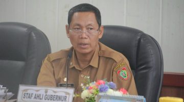 Staf Ahli Gubernur Kalteng Yuas Elko saat mengikuti Rapat Koordinasi Pengendalian Inflasi Tahun 2026 secara virtual dari Ruang Rapat Bajakah Kantor Gubernur Kalimantan Tengah. (5/5/26)