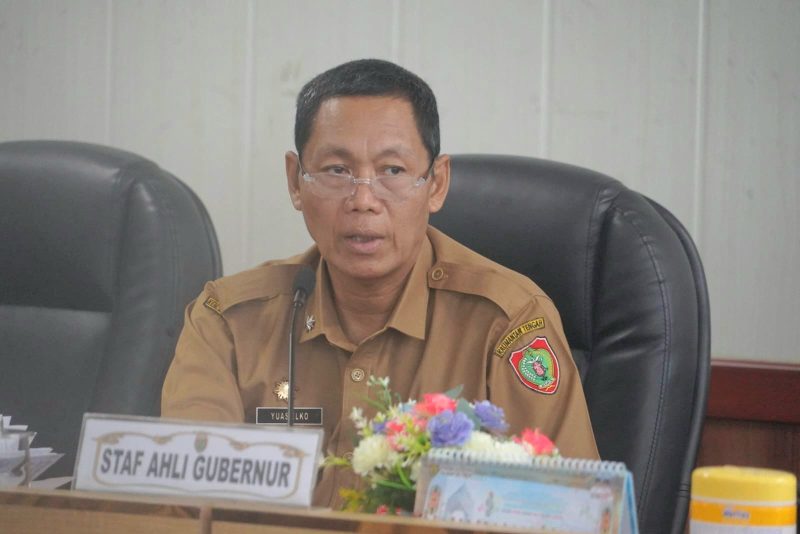Staf Ahli Gubernur Kalteng Yuas Elko saat mengikuti Rapat Koordinasi Pengendalian Inflasi Tahun 2026 secara virtual dari Ruang Rapat Bajakah Kantor Gubernur Kalimantan Tengah. (5/5/26)