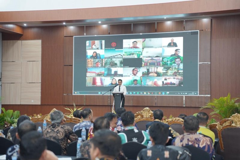 Plt. Kepala Dinas Pendidikan Kalimantan Tengah Muhammad Reza Prabowo saat memberikan sambutan pada pembukaan Rapat Koordinasi Penyusunan Kalender Pendidikan dan Sosialisasi SPMB Tahun Ajaran 2026/2027 di Aula Berkah Disdik Kalteng. (7/5/26)