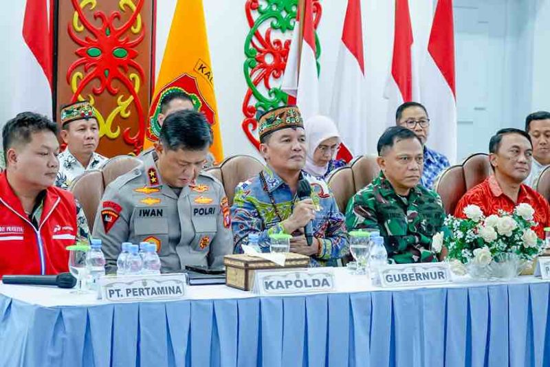 Gubernur Kalimantan Tengah Agustiar Sabran bersama Forkopimda menerima audiensi Pertamina dan berdialog dengan wartawan terkait penanganan antrean BBM di Kota Palangka Raya, Jumat (8/5/26).