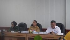 Staf Ahli Gubernur Kalimantan Tengah Bidang Ekonomi, Keuangan, dan Pembangunan Yuas Elko mengikuti Rapat Koordinasi Pengendalian Inflasi Tahun 2026 dan Launching Buku Panduan Pendidikan Antikorupsi bersama Kemendagri secara virtual di Ruang Rapat Bajakah Kantor Gubernur Kalteng, Senin (11/05/26).