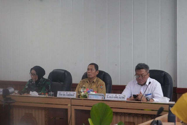 Staf Ahli Gubernur Kalimantan Tengah Bidang Ekonomi, Keuangan, dan Pembangunan Yuas Elko mengikuti Rapat Koordinasi Pengendalian Inflasi Tahun 2026 dan Launching Buku Panduan Pendidikan Antikorupsi bersama Kemendagri secara virtual di Ruang Rapat Bajakah Kantor Gubernur Kalteng, Senin (11/05/26).