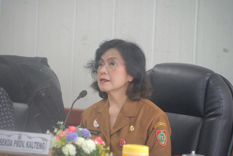Pj. Sekretaris Daerah Provinsi Kalimantan Tengah Linae Victoria Aden saat membuka Forum Komunikasi Strategi Penguatan Rekrutmen dan Reaktivasi Peserta JKN Tahun 2026 di Ruang Rapat Bajakah Kantor Gubernur Kalteng, Selasa (12/5/26).