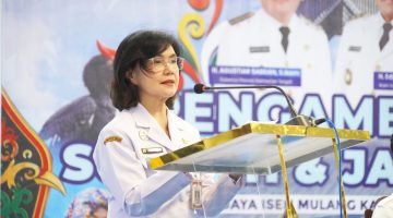 Pj. Sekretaris Daerah Provinsi Kalimantan Tengah, Linae Victoria Aden menghadiri pengambilan sumpah dan janji dewan juri Festival Budaya Isen Mulang (FBIM) 2026 di Betang Eka Tingang Nganderang, Rabu (13/5/26).